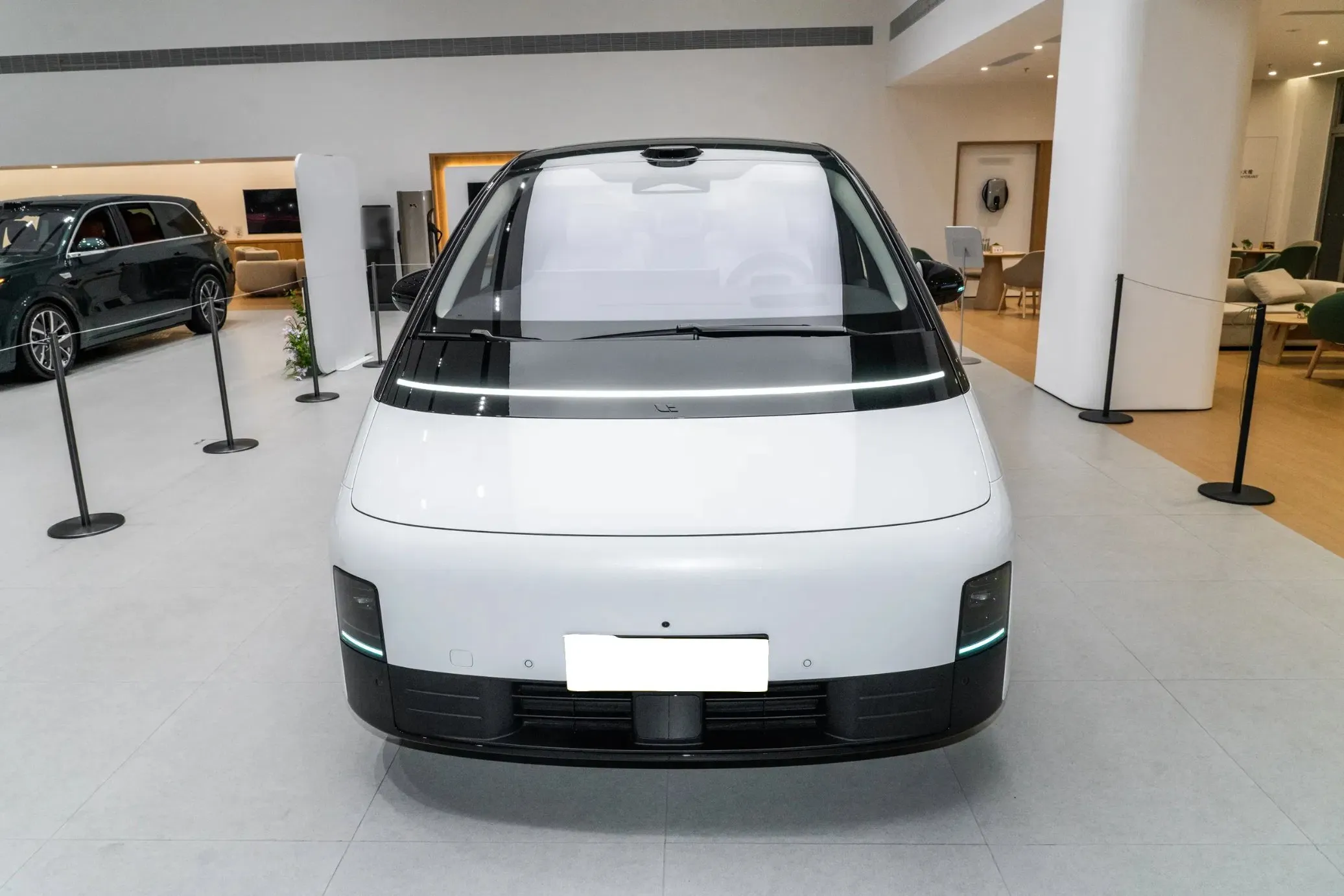 imgi_100_Li-Auto-Mega-2025-New-Electric-Car-for-Large-Space-Luxury-MPV-Car Lixiang Mega Auto Hybrid MPV – Wholesale Price From China | EVOVED - Image 1